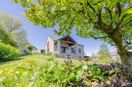 an old stone house on a hill with a garden at Villa Pal'Ange Hotelservice Playstation 5 Billiard in Durbuy