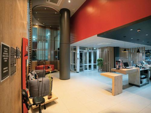 an office with a red wall and a lobby at ibis Sao Bernardo do Campo in São Bernardo do Campo