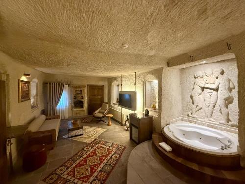 a living room with a large bath tub in a room at Miras Hotel in Göreme