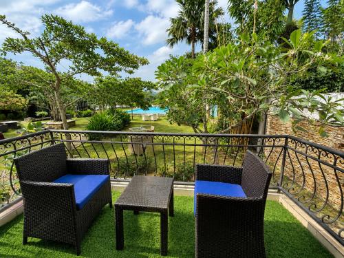 Elegant Hotel, Kandy — Pool view