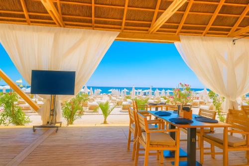 ROX Aparthotel - Axxis Beach Mamaia