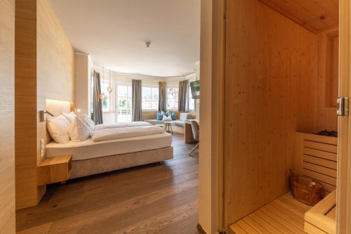 a bedroom with a bed in a room at Park Hotel Bellevue in Dobbiaco