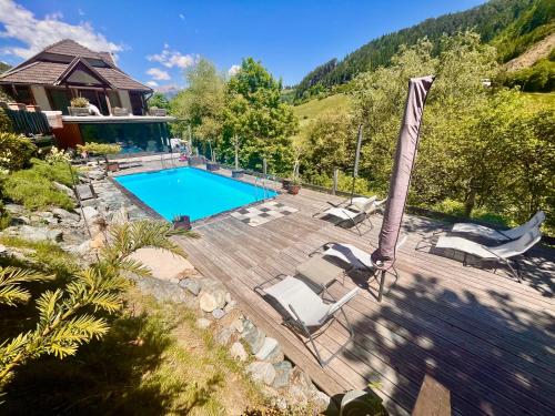 an overhead view of a swimming pool on a wooden deck at Villa Evy in Mutters