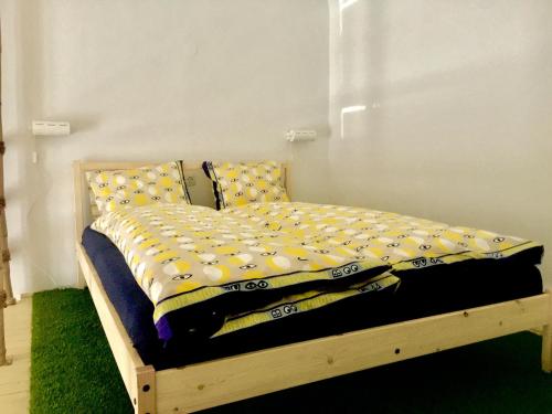 uma cama com lençóis e almofadas amarelos e brancos em Homelike luxury flat on Gyulai Pál em Budapeste