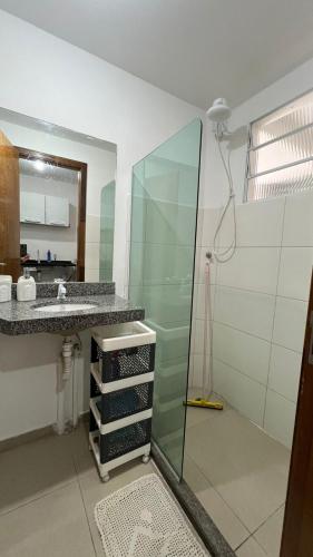 a bathroom with a shower and a sink at Apartamento Completo No Centro de Taboão da Serra in Taboão da Serra