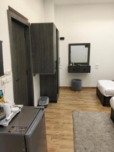 a room with a kitchen and a living room with a bed at Cairo City Inn Hotel in Cairo