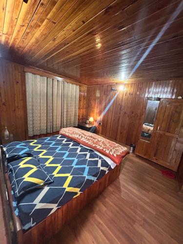 a bedroom with a bed in a wooden boat at Hotel Devidyar in Manāli