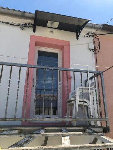 a balcony with a chair on a building at Appartement Studio 2 Punat Insel Krk in Punat