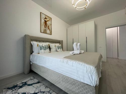 a bedroom with a large bed in a room at Apartament Madagascar Hotel BS by Ella Mamaia Nord in Mamaia Sat/Năvodari