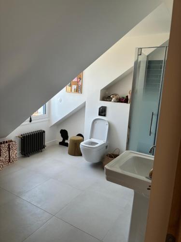 a bathroom with a toilet and a sink at Grande maison familiale rénovée en 2025 in Versailles