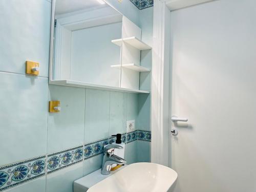 ein Badezimmer mit Waschbecken und Spiegel in der Unterkunft Marea - Immobilevante in Ponza