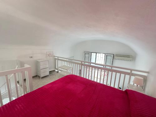 ein Wohnzimmer mit rotem Teppich und Treppe in der Unterkunft Marea - Immobilevante in Ponza