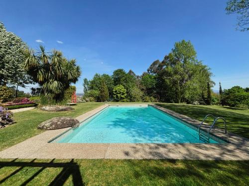 a swimming pool in the middle of a yard at Casal do Arcebispado in Felgueiras