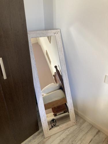 a mirror in the corner of a room at 1991HospedajeD3 in Ensenada