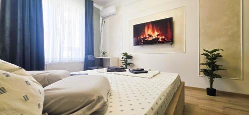 a room with two beds and a fire in the wall at Single room Perfect for single or couples! in Chiajna