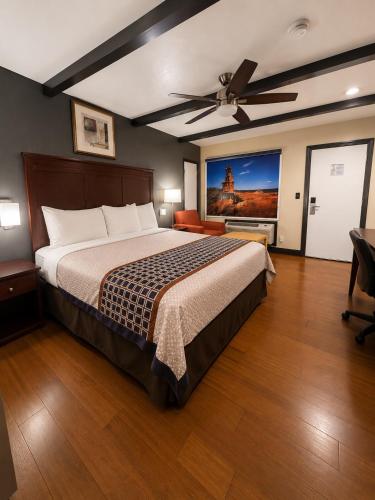 a bedroom with a bed and a ceiling fan at Buffalo Inn Vintage MOTEL in Canyon