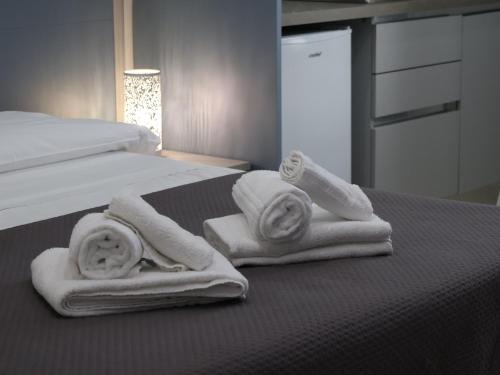a bed with towels on top of it at Villa Flora in Pompei