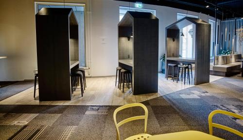 a room with chairs and tables in a building at Thon Partner Hotel Høje Taastrup in Tåstrup