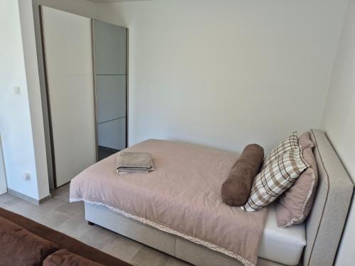 a small bedroom with a bed and a mirror at Studio in Wincheringen in Wincheringen