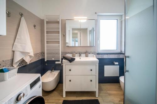 a bathroom with a sink and a tub and a toilet at Caliante in Piraino