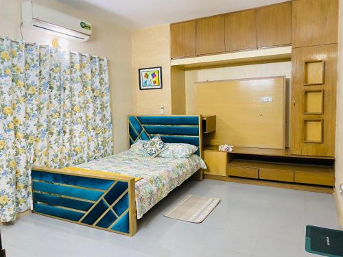 ein kleines Schlafzimmer mit einem Bett und einem Vorhang in der Unterkunft ADD Eden in Dhaka