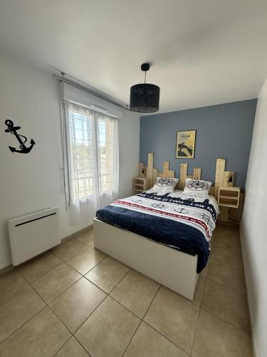 a bedroom with a bed in the corner of a room at Résidence Fort de l'Eve - T2 à 380m plage M Hulot et commerces - St Marc sur Mer idéal famille proche La Baule P0rnichet avec parking privé in Saint-Nazaire