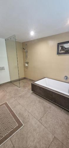 a large bathroom with a tub and a shower at Time Out 13 in Ohlsdorf