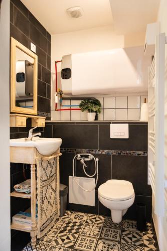 a bathroom with a toilet and a sink at Container Maritime Montagne Noire in Fontiers-Cabardès
