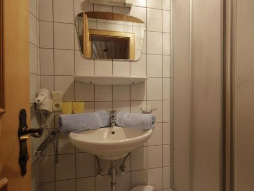 y baño con lavabo y espejo. en Apart Dorfbäck, en Kaunertal