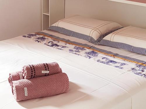 a bedroom with two beds and a suitcase on the floor at Casas Bela da Chapada in Lençóis