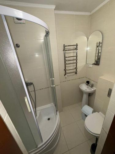 a bathroom with a shower and a toilet and a sink at Hotel palas tatarıv in Tatariv
