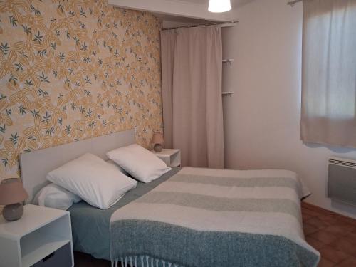 a small bedroom with two beds and a wall at maison de campagne in Bazillac
