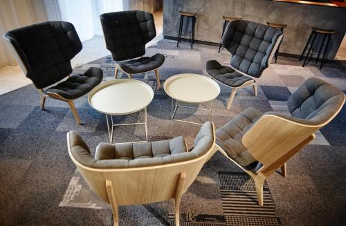 a group of chairs and tables in a room at Thon Partner Hotel Høje Taastrup in Tåstrup