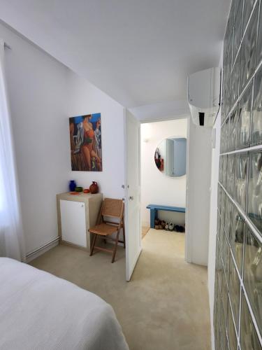 a bedroom with a bed and a desk in a room at Sublime chambre à endoume proche mer in Marseille
