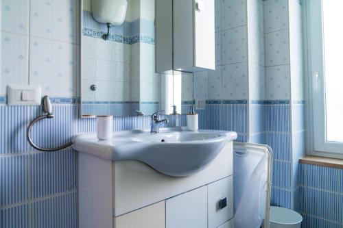 a bathroom with a sink and a mirror and a toilet at Cilento Reset in Sapri