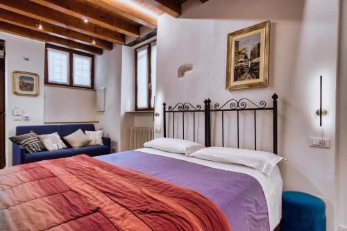 a bedroom with a large bed and a couch at Romeo Giulietta in Verona
