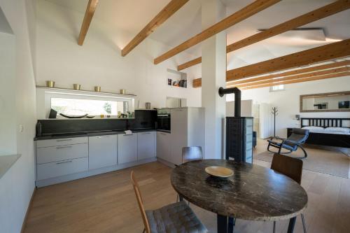 eine Küche und ein Esszimmer mit einem Tisch in der Unterkunft WaldLoft - Südsteiermark in Heimschuh