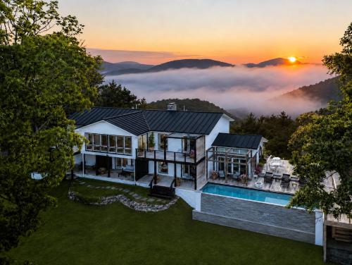 Luftaufnahme eines Hauses mit Blick auf die Berge in der Unterkunft Fire Mountain in Highlands