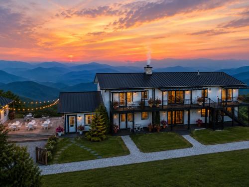 ein Haus mit Blick auf den Sonnenuntergang in den Bergen in der Unterkunft Fire Mountain in Highlands