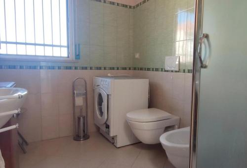 a bathroom with a toilet and a sink at Camera matrimoniale - Villa Dalila in Silvi Paese