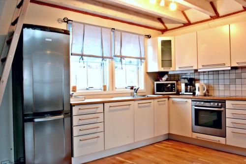 Una cocina o cocineta en Tjeldsundbrua Maritim