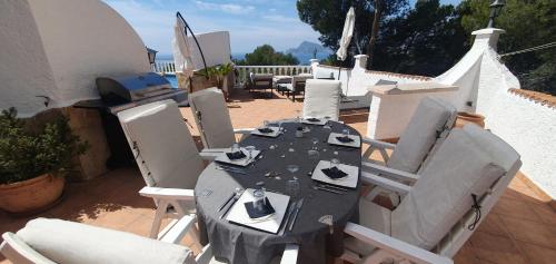 a table and chairs sitting on a patio at Traumhaftes Apartment mit Pool in Altea