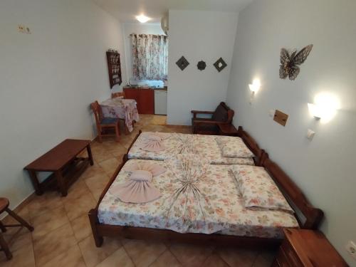 ein Schlafzimmer mit zwei Betten in einem Zimmer in der Unterkunft WHITE CASTLE Studios in Lefkos Karpathos