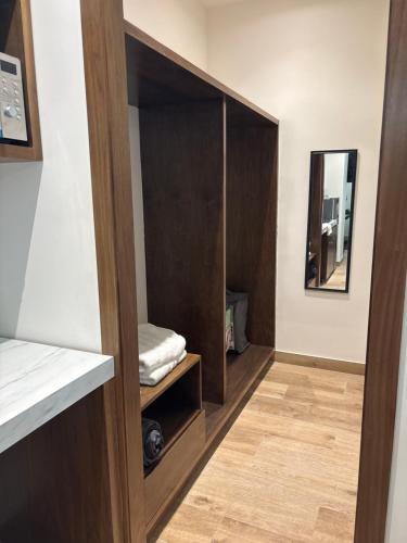 a room with a closet with a bed and a mirror at Casa Américas in Mexico City