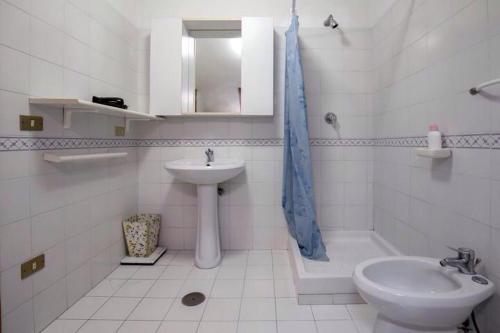 een witte badkamer met een wastafel en een toilet bij bb Al Centro Di Vietri in Vietri