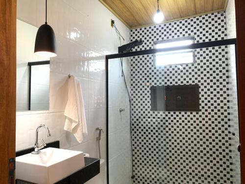 a bathroom with a sink and a shower at Veraneio Recanto dos Ipês in Pirenópolis