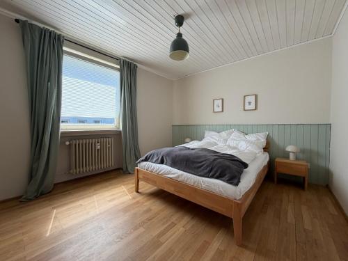 ein Schlafzimmer mit einem Bett und einem großen Fenster in der Unterkunft Murmelruh in Mittenwald