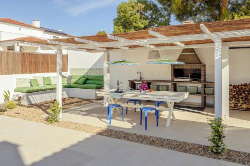 Blue Beach Villa - Coastal Escape