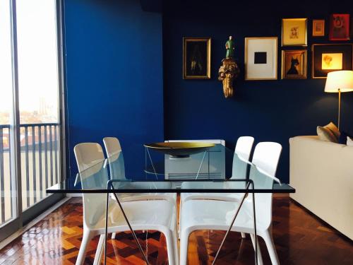 リスボンにあるPrincipe Real Luxe Flatのダイニングルーム(ガラステーブル、白い椅子付)