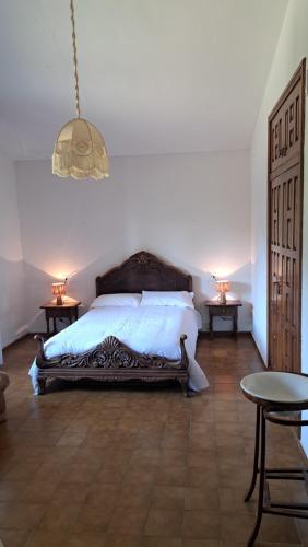 a bedroom with a bed and two tables and a lamp at Chalet Pico Frentes in Cidones